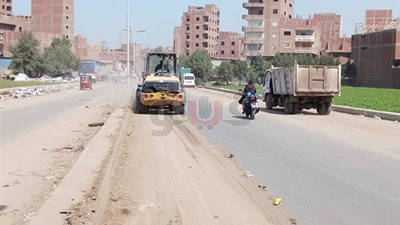 رفع كفاءة طريق الكوم الأحمر بالوراق وإزالة المخلفات (صور)