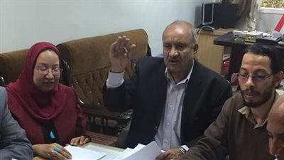 وكيل وزارة قوى قنا يعقد اجتماعا لحصر العمالة غير المنتظمة (صور)