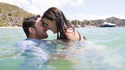 بالصور.. التصوير أسفل المياه والضحية فستان الزفاف