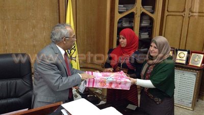 محافظ شمال سيناء يهدى إحدى المقبلات على الزاوج مبلغا ماليا