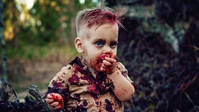 أم تحتفل بعيد ميلاد طفلها على طريقة الزومبي (صور)