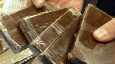 ضبط تاجري مخدرات بحوزتهما 2.5 كيلو حشيش و1200 قرص ترامادول بالبحر الأحمر