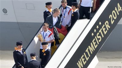 المنتخب الألماني يصل برلين وسط استقبال جماهري كبير
