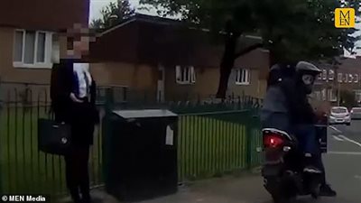 عصابة تستهدف فتاة أمام مدرستها لسرقتها (فيديو وصور)