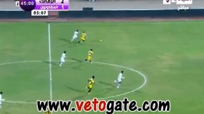 بالفيديو.. أحمد عيد يمارس هوياته القديمة بالتعدى على الحكام