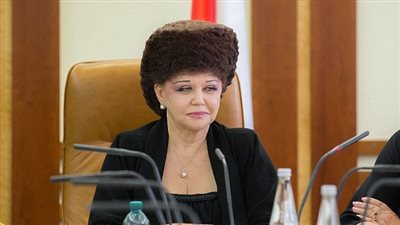 تصفيفة شعر سيناتور روسية تعرضها للسخرية (صور)