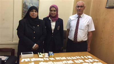 ضبط يمني حاول تهريب مخدرات داخل أدوية وهواتف بمطار القاهرة (صور)