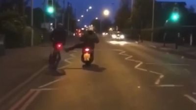 عصابة تصور أعمالها تثير غضب نشطاء مواقع التواصل (فيديو وصور)