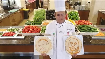شيف يبدع في رسم رئيس الاتحاد الأفريقي والخطيب على البيتزا ( صور)