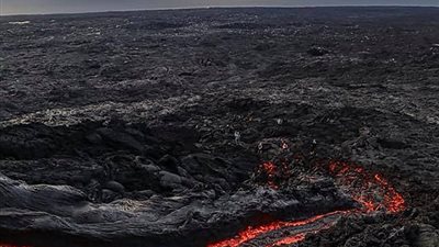 شجاعة سياح يتجولون بين الحمم البركانية (فيديو وصور)