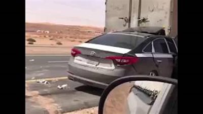 حادث مروع لسائق انشغل بهاتفه على طريق سريع بالرياض (فيديو)