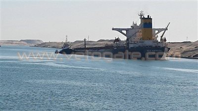 عودة الملاحة في قناة السويس بعد توقفها لشحوط سفينة