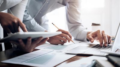 تعرف على إجراء الوقف عن العمل والأثر المالي والوظيفي له