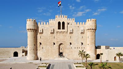 آثار الإسكندرية تحرر محضرا ضد نادي الصيد بسبب البناء بجوار قايتباي