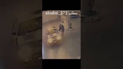 شباب يتدخلون لمساعدة رجل أمن للسيطرة على شخص بالسعودية (فيديو)