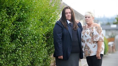 عزل طالبة عن فصلها بسبب تنورتها (صور)