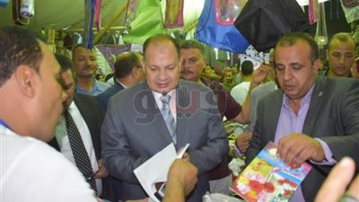 محافظ الفيوم يفتتح معرضًا لبيع مستلزمات المدارس في سنورس (صور)