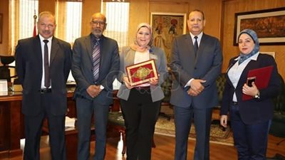 المصرية للمطارات تكرم عاملين لتفانيهم في العمل