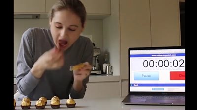 فتاة تخوض تحدي تناول أكبر عدد من قطع الشوكولاتة في دقيقة (فيديو)