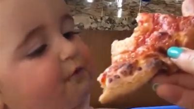 رد فعل طفلة خدعتها والدتها بقطعة بيتزا (فيديو)