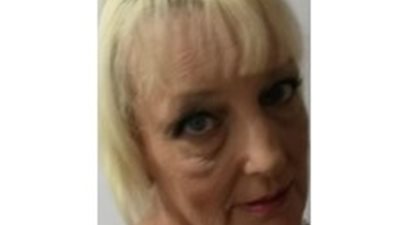 رجل يلقن حبيبته السابقة 