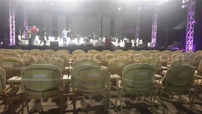 بالصور.. التجهيزات النهائية لحفل «أنغام» بالصوت والضوء