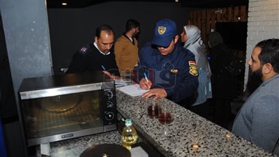 تحرير 43 محضرا في حملة على الكافيهات والمطاعم بمطروح (صور)