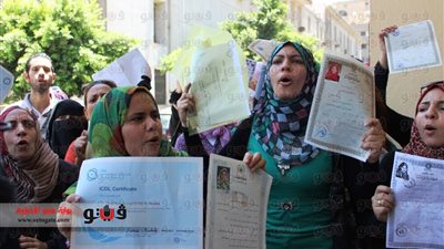 بالفيديو والصور.. مظاهرة للمعلمين المؤقتين أمام «التربية والتعليم»