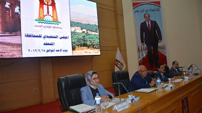 محافظ الوادي الجديد: إلزام المعلمين والطلاب بالزي الموحد