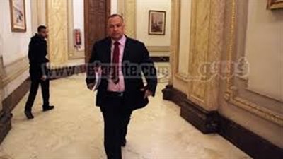 أبو العينين يطالب بتطبيق اﻷقصي للأجور على الجميع