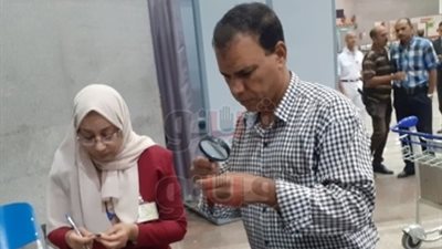 ضبط عملات أثرية بمطاري الأقصر وأسيوط (صور)