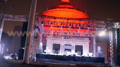 بالصور.. الاستعدادات النهائية لحفل محمد منير في جامعة القاهرة