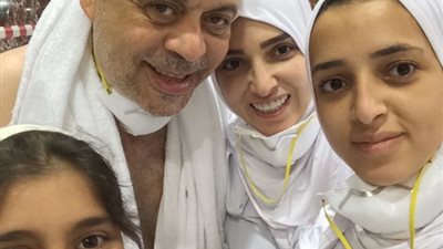 أشرف زكى وروجينا يؤديان مناسك العمرة