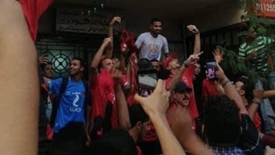 بالهتاف والأعناق.. جماهير الأهلي تدعم مؤمن زكريا أمام منزله 