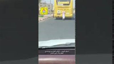 لحظة سقوط صبي تعلق بحافلة وسط الطريق (فيديو)