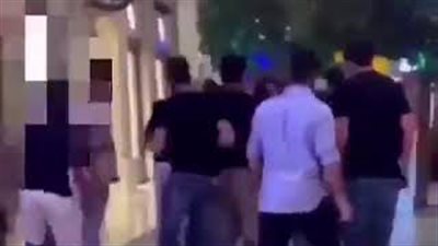 لقطات صادمة لتحرش شباب بفتيات داخل مول بالكويت (فيديو)