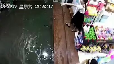 مصرع امرأة تعرضت لصعقة كهربائية (فيديو)