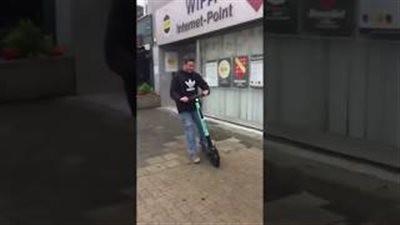 رد فعل صادم لامرأة سقط أمامها شاب (فيديو)