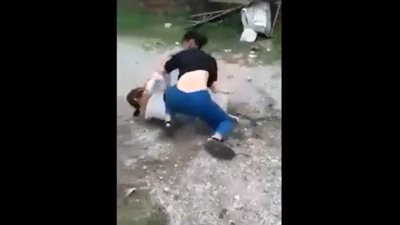 رد فعل شاب حاول فض عراك عنيف بين فتاتين (فيديو)