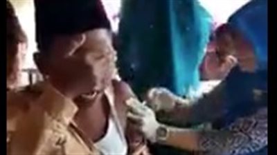 طالب يردد الشهادة خوفا من الموت بسبب حقنة (فيديو)