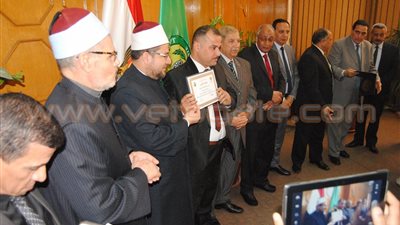 بالصور.. وزير الأوقاف يكرم 10 إداريين من العاملين بالإسماعيلية