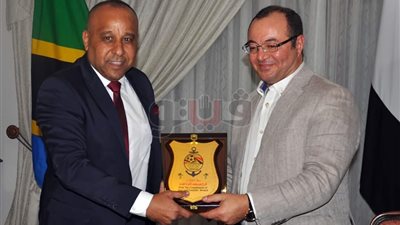 نائب رئيس المصري يهدي سفير مصر بتنزانيا درع النادي (صور)