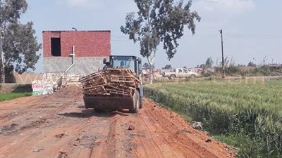 بالصور.. إزالة مخزن سيراميك على مساحة 4 قراريط بالشرقية