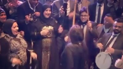 وصلة رقص بالعصا لفيفى عبده وسعد الصغير من حفل زفاف (فيديو)