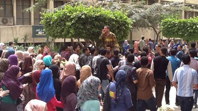 تجمهر أولياء الأمور اعتراضًا على تأخر الدراسة بـ 