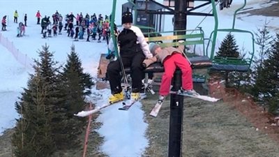 إنقاذ طفلة تعلقت في مقعد متحرك بمنتزه جليدي (فيديو وصور)