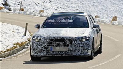 مرسيدس تختبر سيارتها الجديدة في جبال الألب