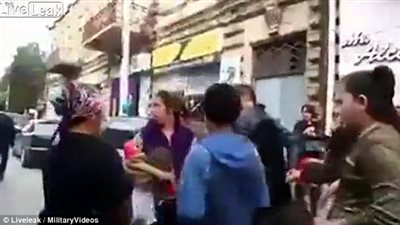 امرأة تستخدم طفلها كسلاح في خناقة مع رجل (فيديو)