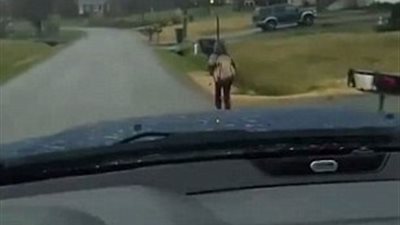 رجل يعاقب ابنه بالجري تحت الأمطار لطردهم من الحافلة (فيديو وصور)