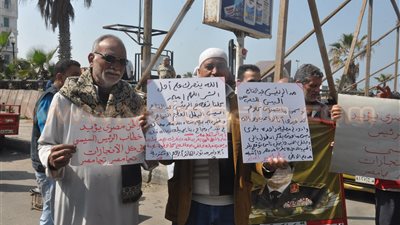 بالفيديو.. وقفة أمام «القائد إبراهيم» لتأييد خطاب السيسي